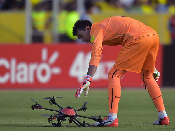 Kiper Uruguay Selamatkan Pertandingan Kualifikasi Piala Dunia 2018 dari Serangan Drone