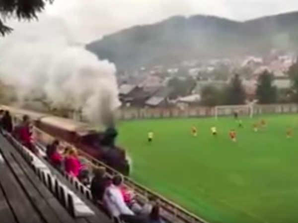 Keren! Kereta Api Ini Masuk ke Dalam Stadion Sepakbola Saat Pertandingan Berlangsung!