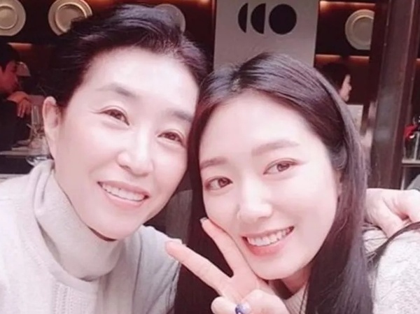 Kim Mi Kyung Reuni dengan Park Shin Hye, Ucapkan Selamat Atas Pernikahan dan Kehamilan