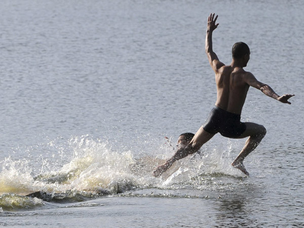 Habiskan Waktu 10 Tahun, Biksu Ini Berhasil Pecahkan Rekor Berjalan Di Atas Air