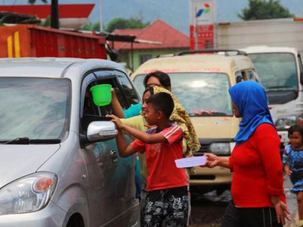 Juga Rendam Bandung, Anak-anak Korban Banjir Luapan Citarum Mengemis di Pinggir Jalan