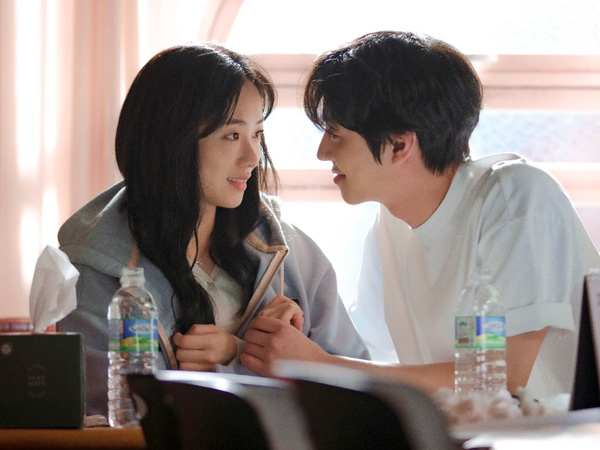 Ahn Hyo Seop Berikan Tatapan Intens Untuk Jeon Yeo Bin di Drama Netflix Terbaru