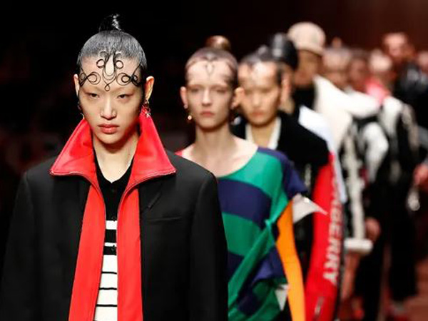 Tampilkan Hoodie Tali 'Gantung Diri' di London Fashion Week, Burberry Tuai Kontroversi