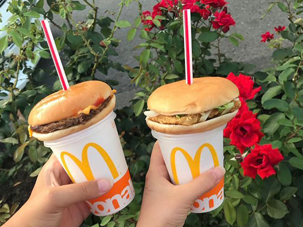 Jepang Buat Tren Unik Gabungkan Makan Burger Sekaligus Minum Softdrink