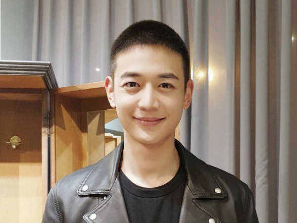 Minho SHINee Ganteng Berambut Botak Resmi Masuk Wajib Militer