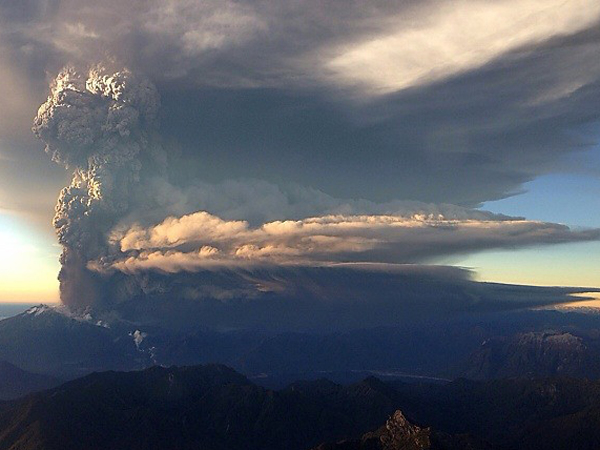 Erupsi, Sosok Raksasa Muncul Dari Gunung Calbuco Chile!