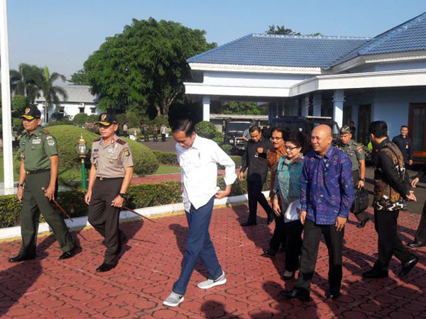 Ternyata Ini Orang yang Pengaruhi Presiden Jokowi Pakai Sneakers Saat Kunjungan Kerja