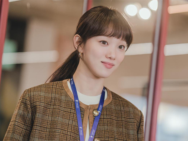 Lee Sung Kyung Pancarkan Aura Profesional di Drama Baru 'Sh**ting Stars'