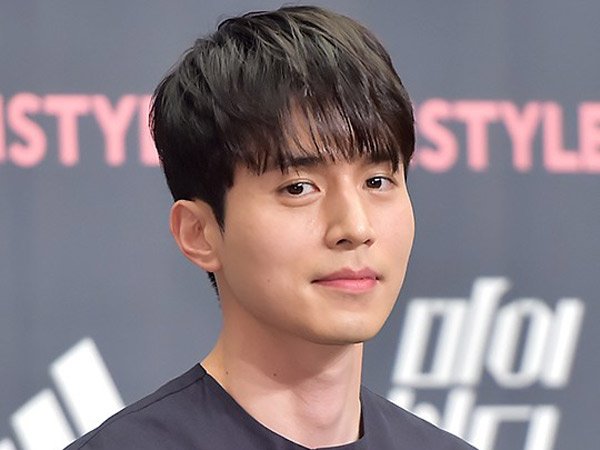 Usai Bibir Merahnya, Netizen Juga Terpikat Dengan Bulu Mata Lee Dong Wook