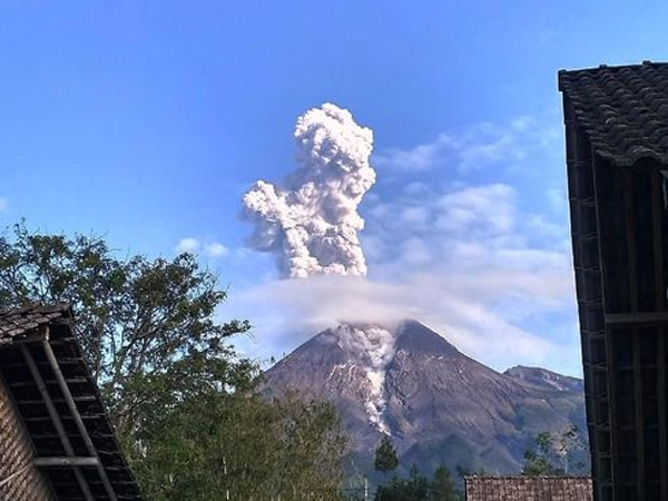 Deretan Imbas Gunung Merapi Erupsi, Netizan Ramai Bicarakan Hujan Abu