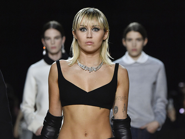 Aksi Miley Cyrus Jadi Model Kejutan di New York Fashion Week