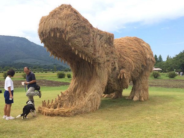 Keren! Patung Dinosaurus Ini Terbuat dari Jerami Tak Terpakai