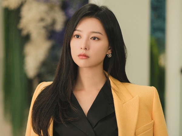 Kim Ji Won Akui Kim Soo Hyun Dapat Membuatnya Nyaman Saat Syuting 'Queen of Tears'