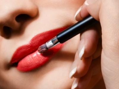 Duh, Hati-hati! Mengoleskan Lipstick Berulang Kali Bisa Membahayakan Kesehatan