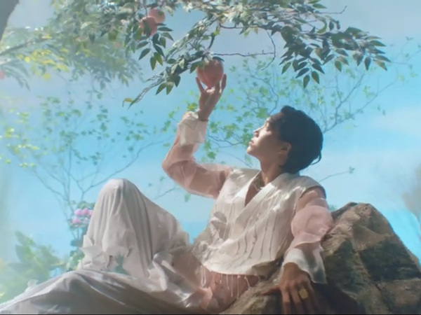 MV Review 'Peaches', Kai Gabungkan Unsur Tradisional dan Modern yang Manis