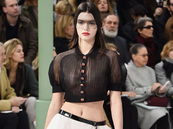 Berjalan di Runway Paris Fashion Week, Kendall Jenner Kembali Tampil 'Braless'