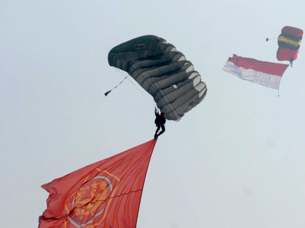 Gagal Mendarat di Halim Perdana Kusuma, Dua Penerjun Payung TNI AU Tewas Terjatuh!