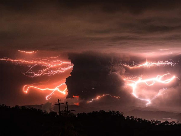 Foto-foto Dahsyatnya Erupsi 'Taal Volcano' yang Abunya Telah Mencapai Ibu Kota Manila