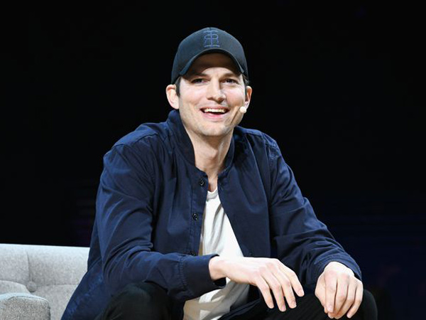 Wah, Ashton Kutcher Bagikan Nomor Telepon Ponselnya Lewat Twitter!