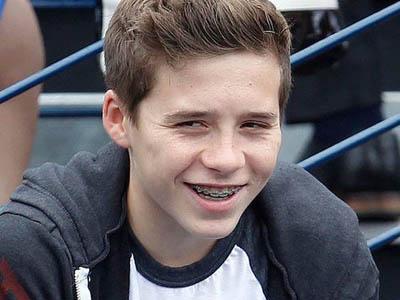 Gantengnya Brooklyn Beckham Saat Tersenyum Kenakan Kawat Gigi!