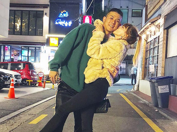 Beenzino Bagikan Foto Mesra Bareng Pacar Bulenya di Tengah Libur Wajib Militer