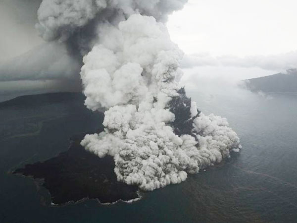 BNPB Beberkan Soal Gunung Anak Krakatau yang Tak Akan Meletus Seperti Pendahulunya Tahun 1883