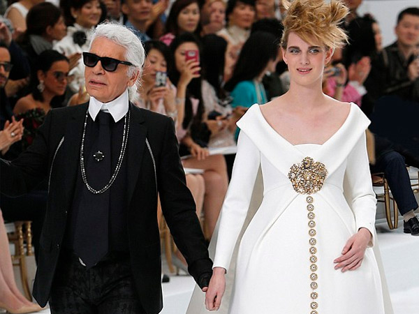 Wow, Karl Lagerfeld Ajak Supermodel Hamil di Show Chanel Paris Fashion Week!