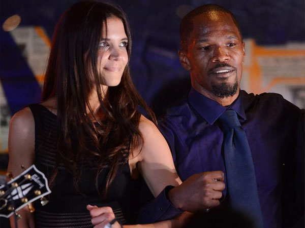 Katie Holmes dan Jamie Foxx Tertangkap Kamera Makan Malam Romantis