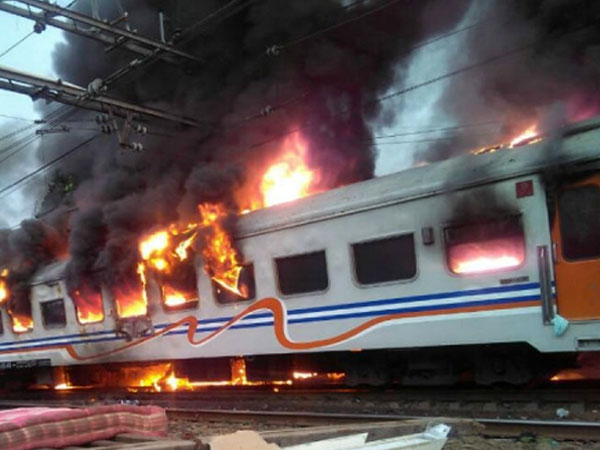 Kereta Api Terbakar di Senen, 2 Penumpang Mobil Tewas Terjepit