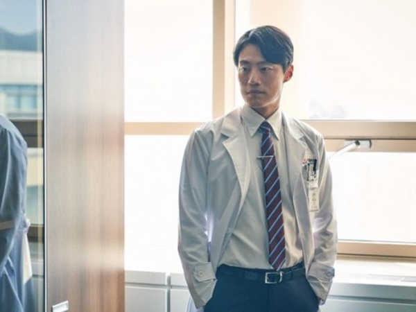 Potret Lee Hee Joon Jadi Dokter Bedah Mencurigakan di Drama 'Chimera'