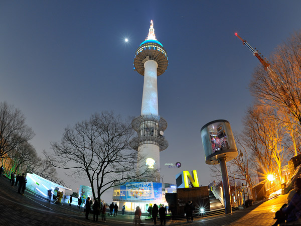 Inilah Tanda Peringatan Penuh Makna Dibalik Pergantian Warna Lampu Namsan Tower