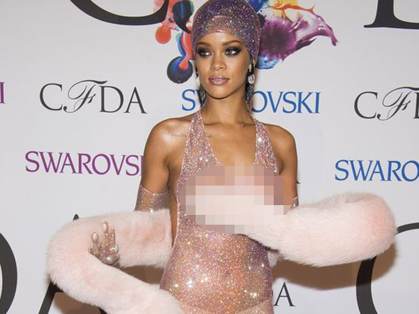 Duh, Rihanna Tampil 'Berani' dengan Gaun Transparan di Red Carpet CFDA 2014!
