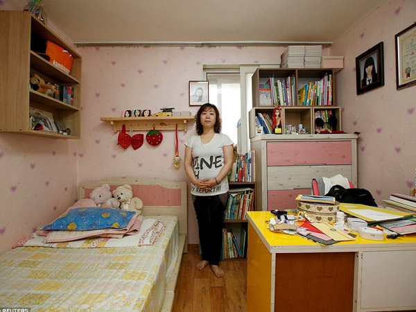 Setahun Tragedi Ferry Sewol, Para Orang Tua Berfoto di Kamar Sang Anak yang Jadi Korban Tewas