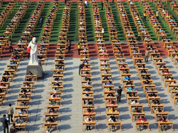 Hindari Kecurangan, Pelajar di Cina Gelar Ujian di Lapangan Terbuka