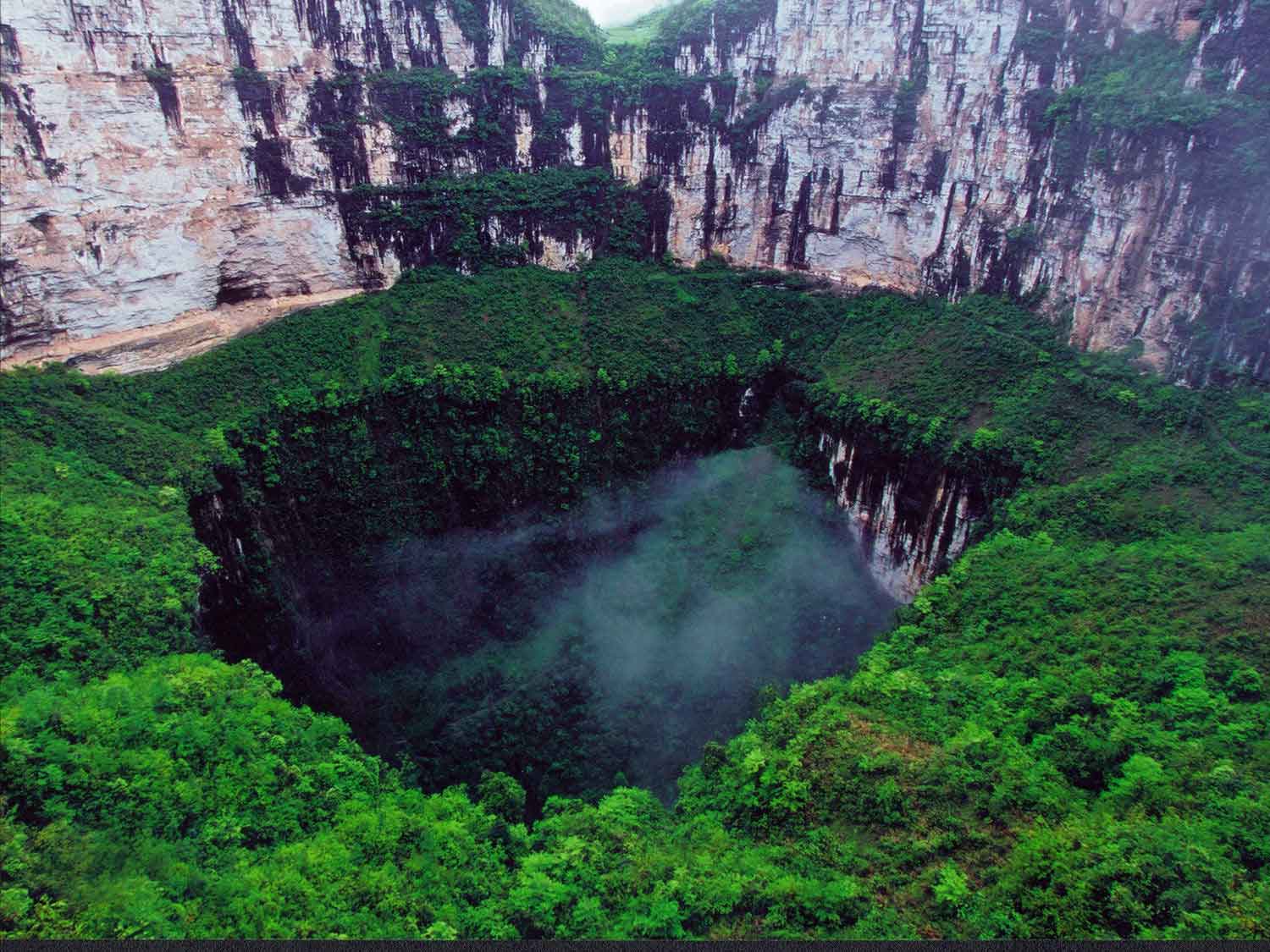 Misterius Namun Mengagumkan, 5 Sinkhole Ini Jadi Tempat Wisata Populer