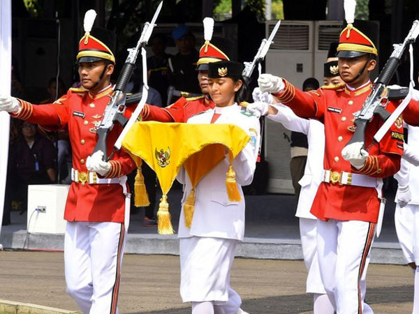 Ini Dia Pembawa Baki dan Pengibar Bendera Merah Putih di Upacara Kemerdekaan RI Ke-71