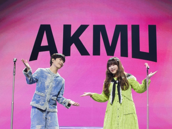 AKMU Umumkan Nama Fandom Resmi dalam Perayaan Anniversary ke-10