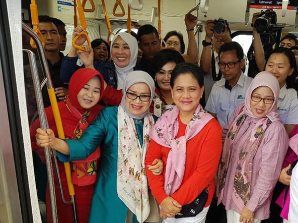 Antusias Ikut Uji Coba MRT Lebak Bulus - Bundaran HI, Iriana Jokowi: Mantap!