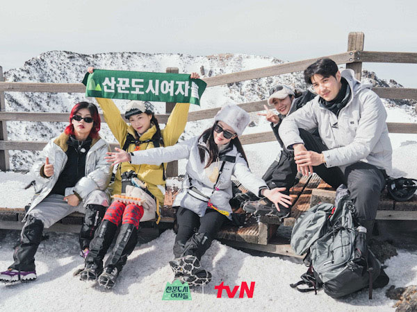 Foto-foto Sunhwa, Eunji Apink, hingga Lee Sun Bin Berhasil Mendaki Puncak Tertinggi Korsel