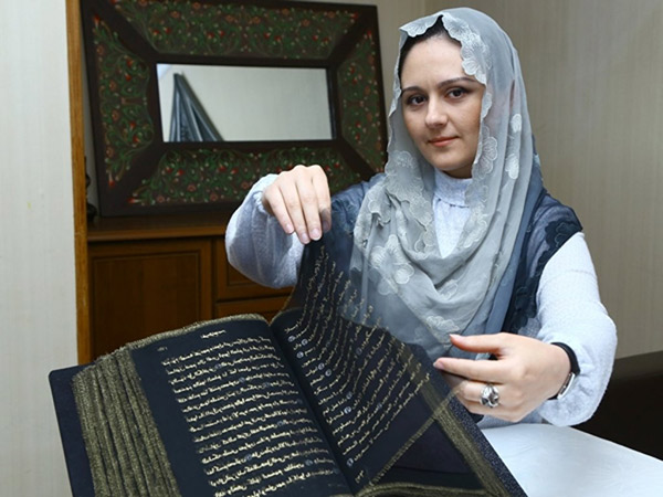 Kerennya Hasil Transkrip Al Quran Wanita Ini dengan Media Kain Sutra dan Tinta Emas