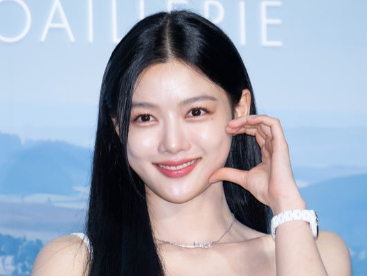 Kim Yoo Jung Donasi 1 Miliar untuk Kaum Lansia dan Anak-anak Penyandang Disabilitas