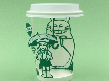 Super Kreatif! Ilustrator Asal Korea Ini Gambar Adegan Anime Terkenal di Cup Starbucks!