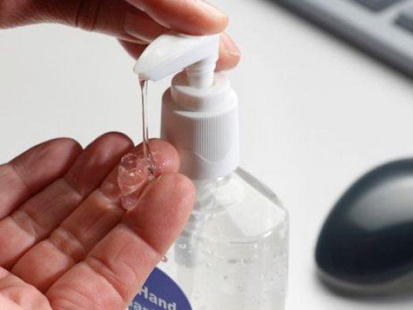 Mirisnya Cerita Karyawan Membuat Stiker Untuk Hand Sanitizer 'KW'