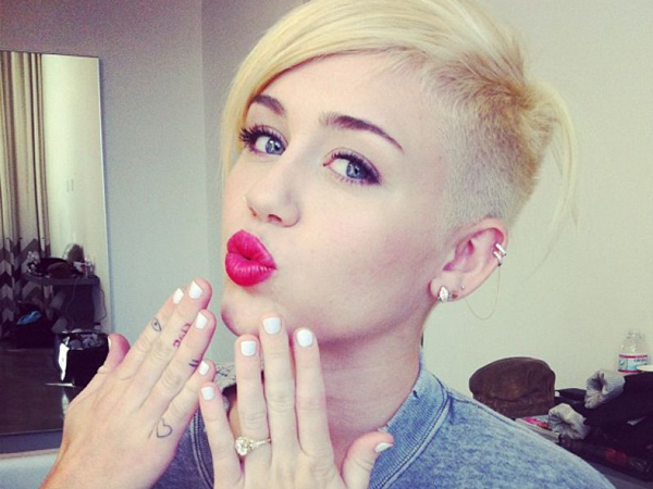 Intip Dua Tato Baru Milik Miley Cyrus Bergambar Bulan Sabit!