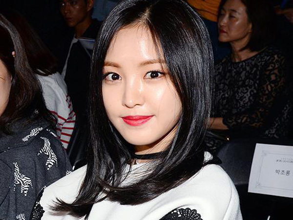 Duh, Naeun A Pink Alami Insiden Jatuh di Tangga Saat Hadiri Seoul Fashion Week