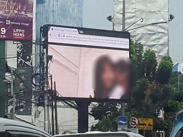 Geger Papan Iklan Dekat Kantor Wali Kota Jaksel Putar Video Porno!