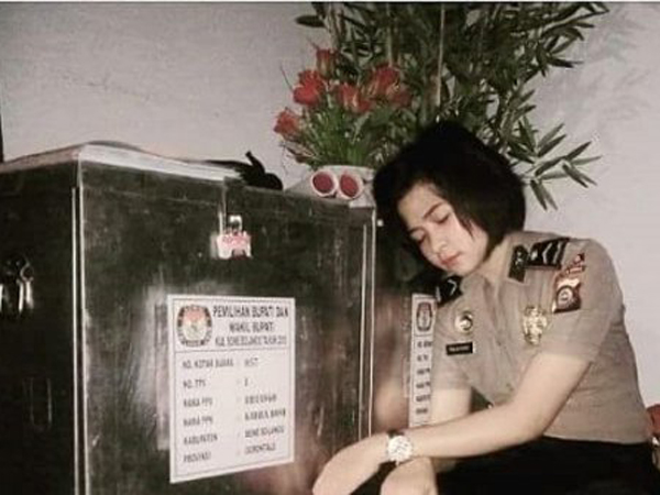 Foto Polwan Cantik Jaga Kotak Suara Ini Jadi Viral Di Dunia Maya