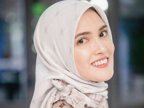 Beragama Nasrani, Shandy Aulia Cantik Berhijab di Momen Bukber Keluarga