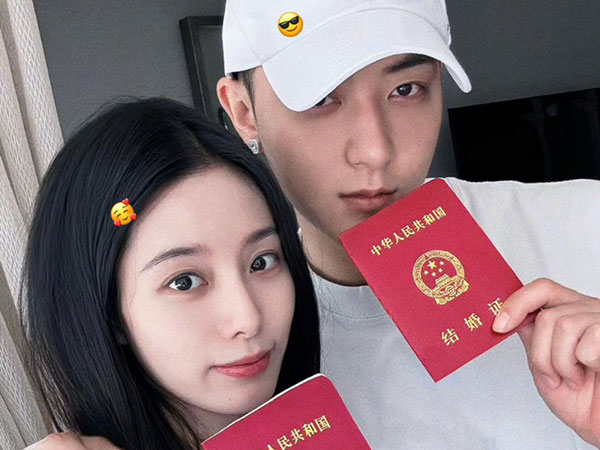 Pamer Buku Nikah, Tao dan Xu Yiyang Sah Jadi Suami Istri
