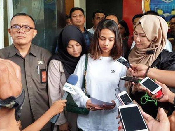 Video Vanessa Angel Menangis Setelah Akhirnya Dipulangkan oleh Polisi Terkait Prostitusi Online